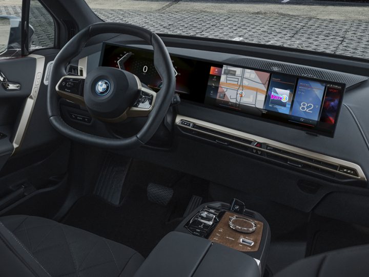 Detail of steering wheel and Curved Display