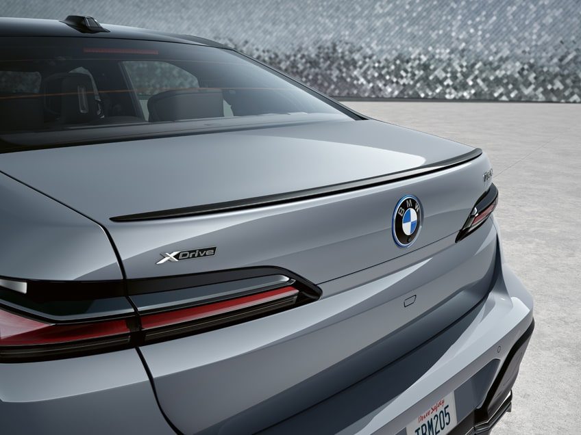 2025 750e xDrive PlugIn Hybrid Luxury Sedan Features & Specs