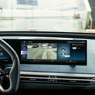 Detail shot of the Central Information Display showcasing the BMW Parking Assistant Professional