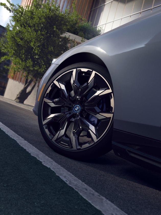 Detail shot of 21" Individual Aero Bi-color Alloy Wheels on the BMW i5 eDrive40 Sedan