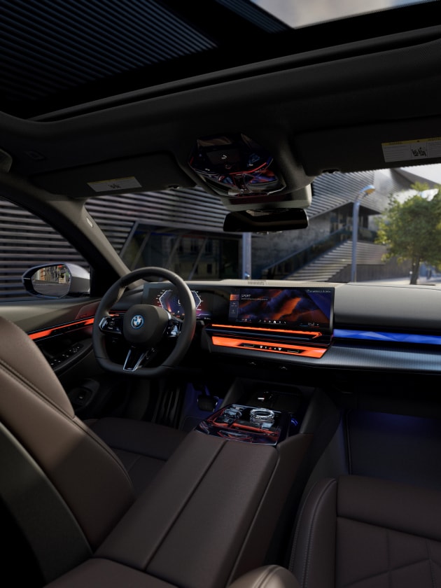 Interior detail of the front passenger cabin in the 2024 BMW i5 eDrive40