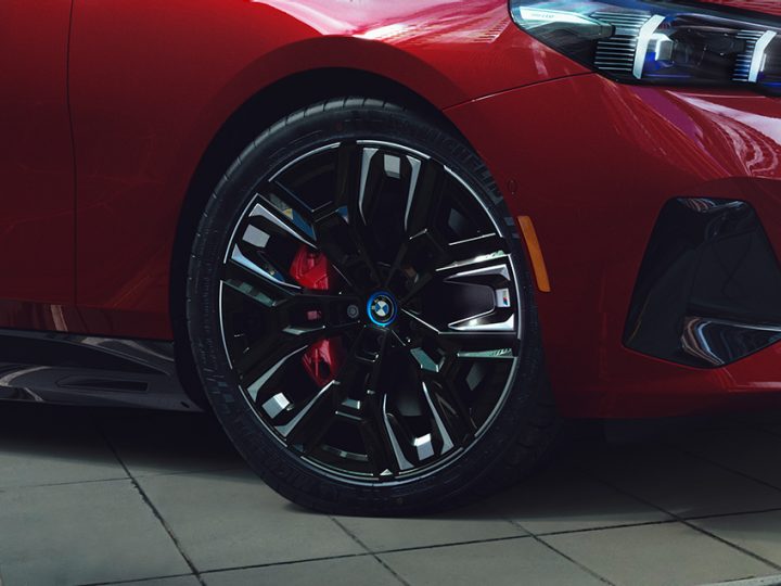 Detail of 21" M Wheels on the BMW i5 M60
