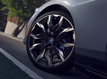 Detail of the front left wheel, showing off the aerodynamic wheel designs in up to 21" available